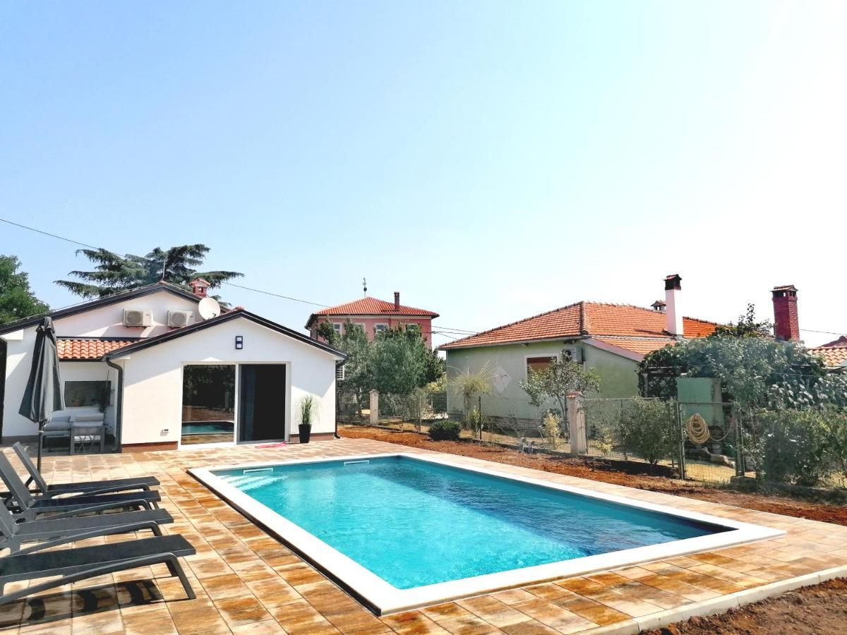 Cozy House With Pool Near Rovinj Apartman Kanfanar Kültér fotó